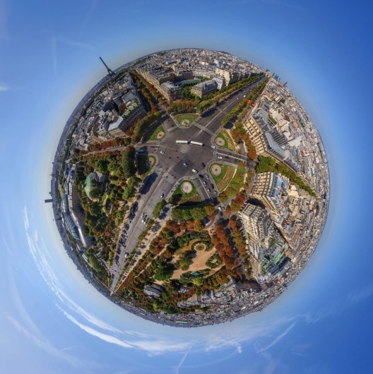 Vista panorâmica 360° de uma cidade demonstrando a tecnologia de fotos imersivas
