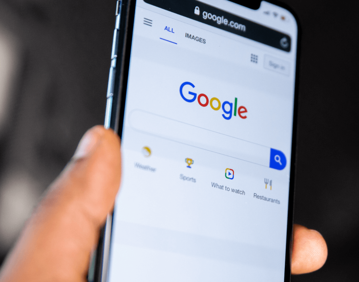 Smartphone mostrando a página do Google, representando a importância do Google Meu Negócio