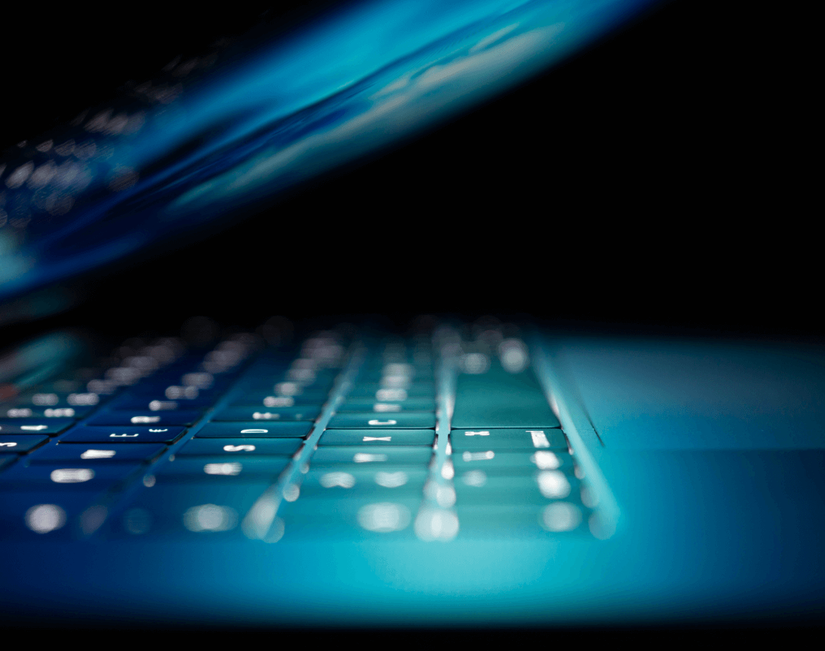 Teclado com iluminação azul representando tecnologia e desenvolvimento web