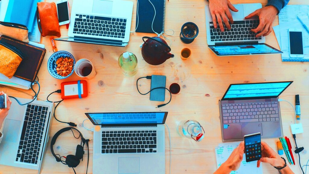 Equipe colaborativa da Agência Mavih trabalhando em projetos de marketing digital